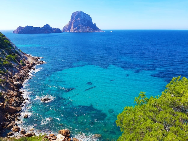 Naturalistyczna panorama morska es vedra w morzu Ibiza z cala dhort na Balearach