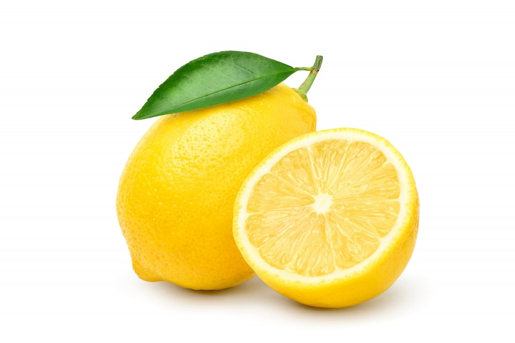 Zdjęcie naturalna cytryny owoc z cięciem w połówce i zieleń liściem odizolowywającymi na białym tle. ścieżka przycinająca.