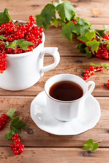 Naturalna herbata witaminowa ze świeżymi owocami czerwonej porzeczki letnie zbiory