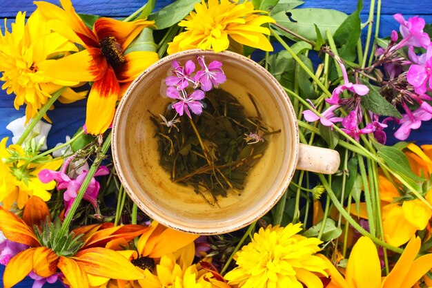 Zdjęcie naturalna herbata ziołowa z ziołami leczniczymi w ceramicznym kubku