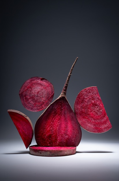 Naturalna kompozycja warzywna z czerwonych buraków, witaminy wegańskie wolumetryczne widok z przodu.