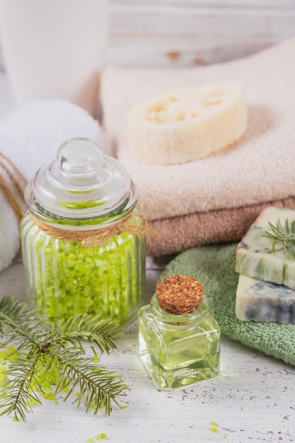 Zdjęcie naturalna maseczka kosmetyczna z solą morską i naturalne ręcznie robione mydło z ekstraktem z drzewa iglastego