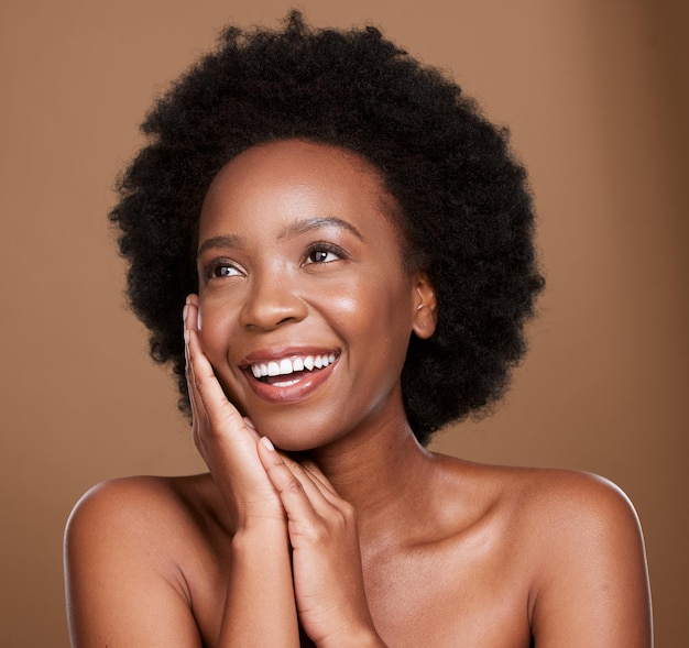 Naturalna pielęgnacja włosów i afrykańska kobieta w studio myśląca o kosmetykach kosmetycznych lub makijażu dla blasku i zdrowia Szczęśliwa nigeryjska kenia lub twarz modelki czarnej kobiety do pielęgnacji skóry, blasku i miłości do siebie