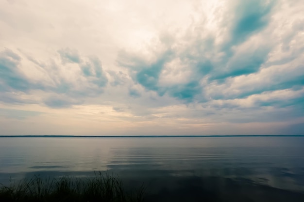 Naturalna rzeka krajobrazowa i piękne niebo z chmurami