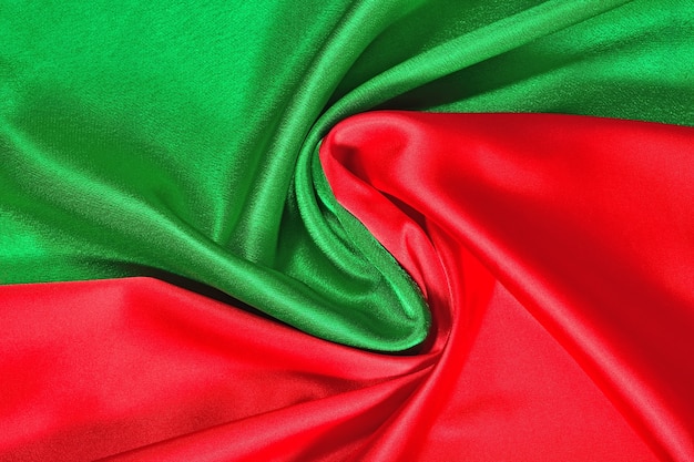 Zdjęcie naturalna tekstura tkaniny satynowej w kolorze czerwonym i zielonym