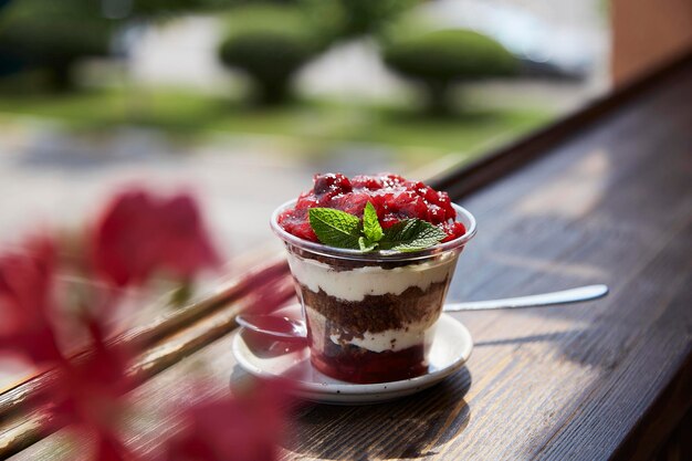 Naturalna wegańska świeża zdrowa bezcukrowa granola bez cukru ze świeżymi owocami i jagodami na tarasie Zdrowe odżywianie w ogrodzie