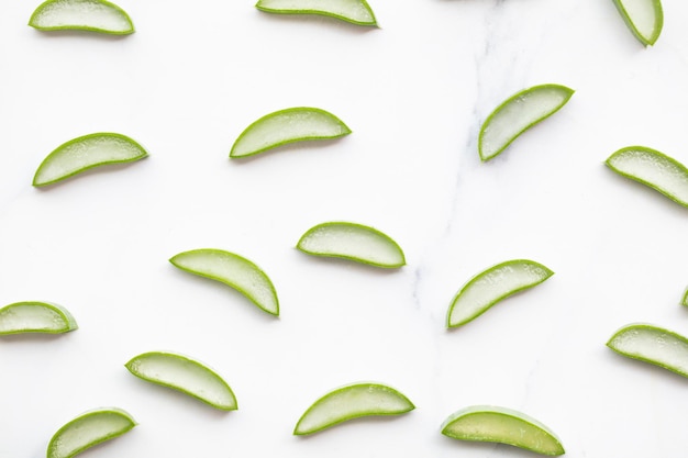 Naturalna zielona łodyga aloesu pokrojona w plasterki zdrowie i dobre samopoczucie tło
