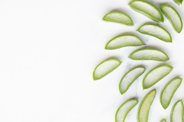 Zdjęcie naturalna zielona łodyga aloesu pokrojona w plasterki zdrowie i dobre samopoczucie tło