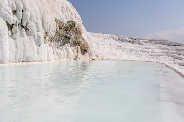 Naturalne baseny w Pamukkale w Turcji