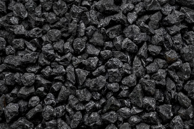 Zdjęcie naturalne czarne węgle na tle. węgle przemysłowe. energia skał wulkanicznych na ziemi.