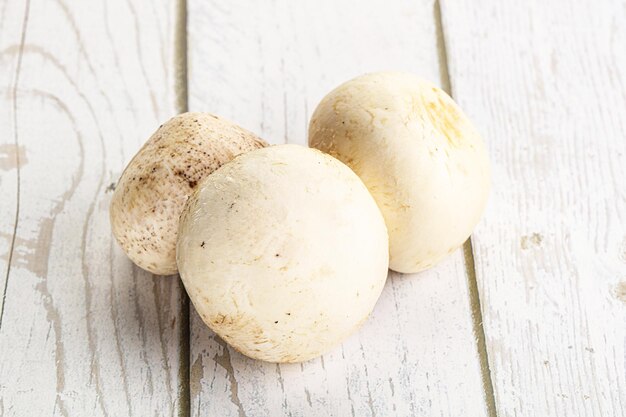 Naturalne dojrzałe gąbki champignon ekologiczne