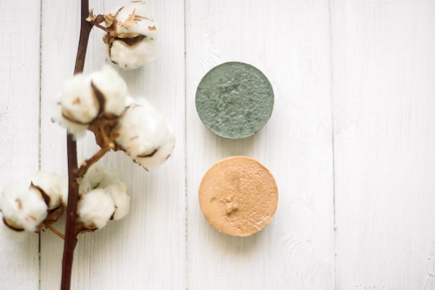Zdjęcie naturalne eco beauty ręcznie robione ziołowe mydło luffa gąbka do robienia maseczki na twarz lub ciało