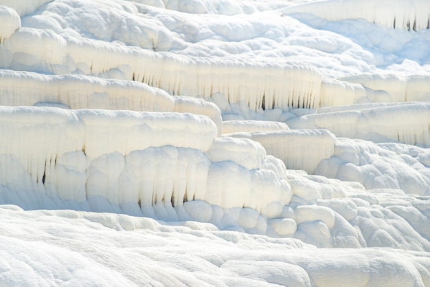 Naturalne formacje węglanowe na górze w Pamukkale, Turcja