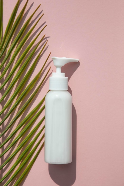 Naturalne kosmetyki kosmetyczne w butelkach z zielonym liściem palmowym