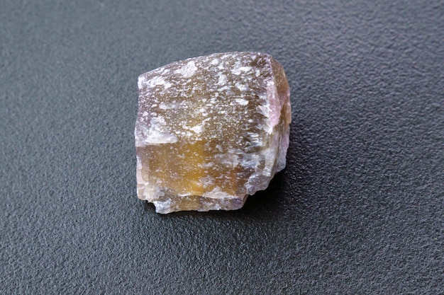 Naturalne mineralne kryształy fluorytu Mineralny fluoryt półprzezroczysty