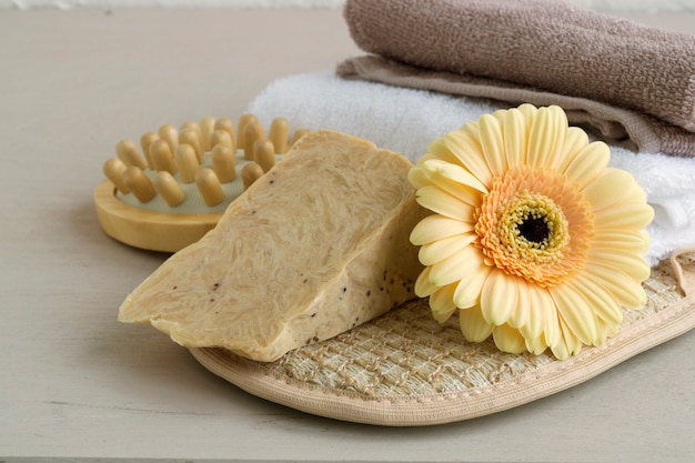 Zdjęcie naturalne mydła ręcznie, myjka i ręcznik na drewniane tła.