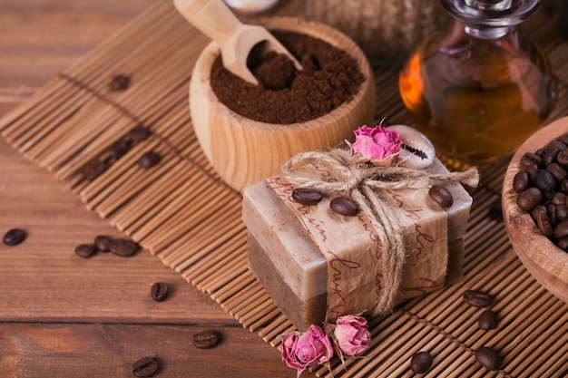 Naturalne mydło ręcznie robione, aromatyczny olej kosmetyczny, sól morska z ziaren kawy na rustykalne drewniane tła. Zdrowa pielęgnacja skóry. Koncepcja sauny i SPA.
