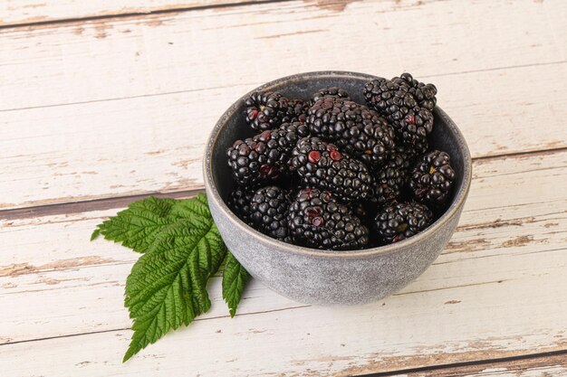 Naturalne organiczne czarne jagody w misce