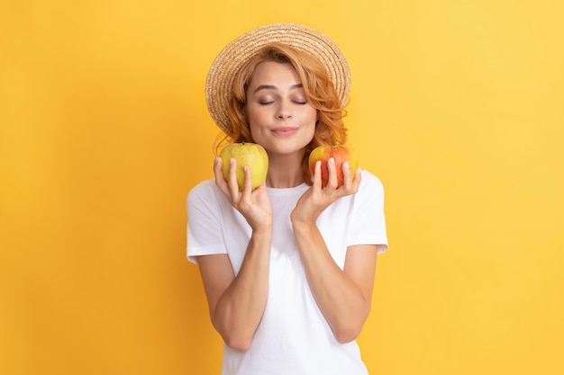 Naturalne organiczne świeże jabłko. zdrowe życie. dieta i uroda skóry. opieka dentystyczna. przerwa na lunch.