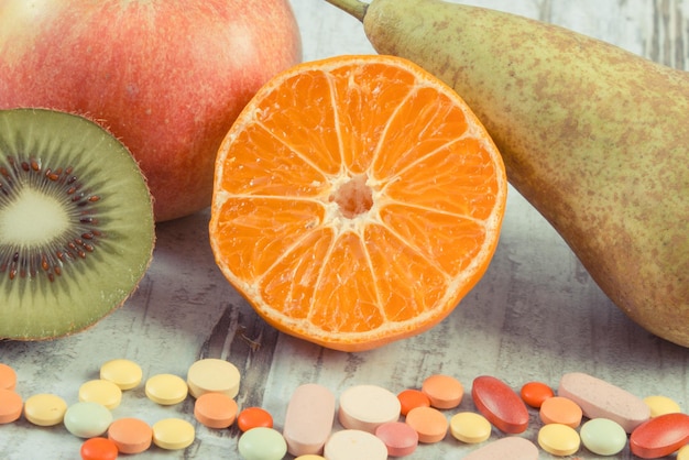 Naturalne owoce i tabletki lecznicze Wybór między jedzeniem owoców a przyjmowaniem suplementów wzmacniających odporność
