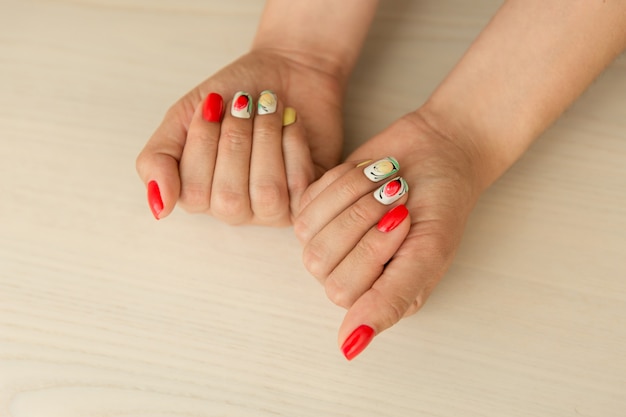 Naturalne paznokcie z kolorowym letnim manicure