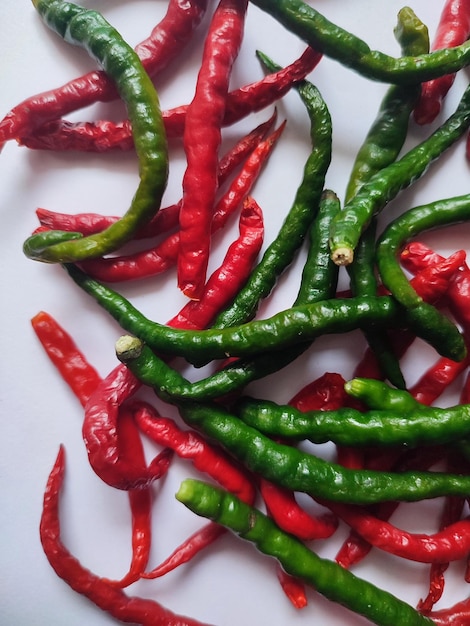 Zdjęcie naturalne pikantne czerwone i zielone papryki organiczne świeże papryki chili wyizolowane na białym