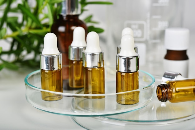 Zdjęcie naturalne produkty kosmetyczne do pielęgnacji skóry badania ekstrakcji organicznej dla koncentratu serum i naukowego szkła laboratoryjnego pusta etykieta kosmetyczny pojemnik z kroplami oleju spa