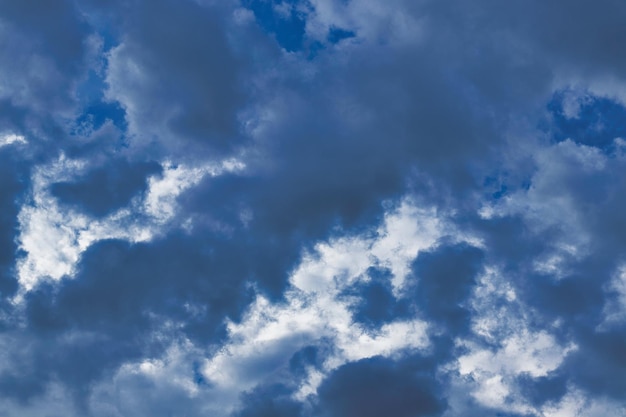 Naturalne światło Dzienne I Białe Chmury Unoszące Się Na Niebieskim Niebie Chmury Sky