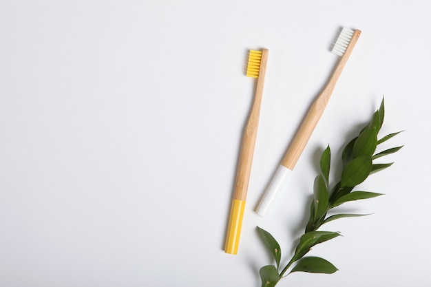 Naturalne szczoteczki bambusowe widok z góry pielęgnacja jamy ustnej i zębów