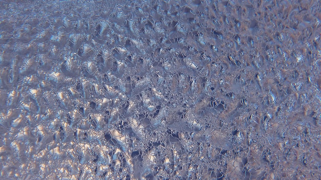 Naturalne tło i tekstura. wzory lodu na zamarzniętym oknie