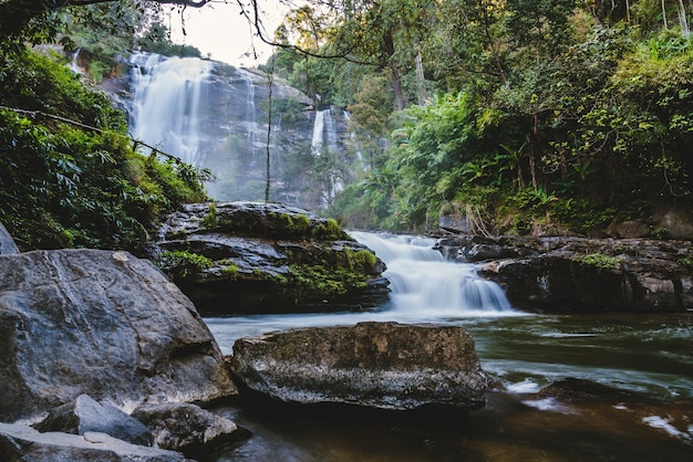 Naturalne tło wodospad. charakter podróży. Podróż relaksować wodospad. Latem. Tajlandia