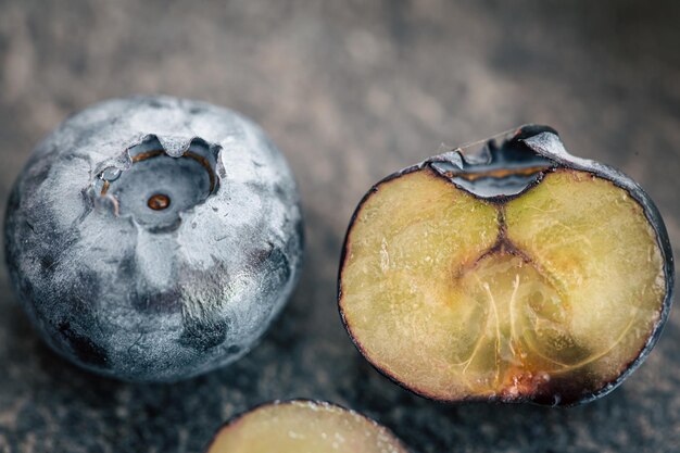 Zdjęcie naturalne tło ze starymi jagodami makro strzał