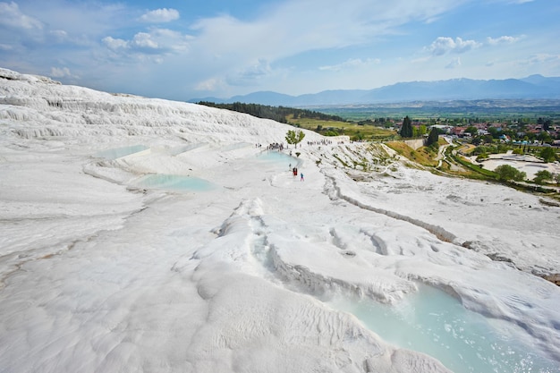 Zdjęcie naturalne trawertynowe baseny i tarasy w pamukkale turcja