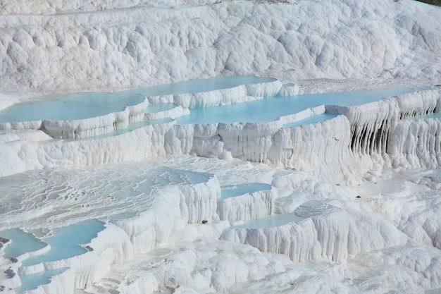 Zdjęcie naturalne trawertynowe baseny i tarasy w pamukkale turcja