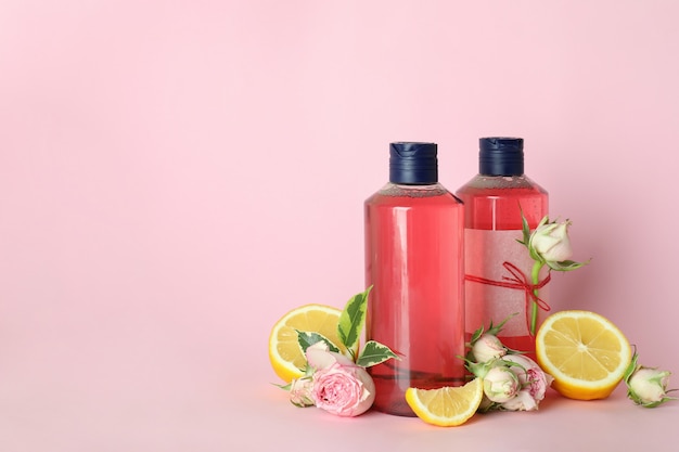 Zdjęcie naturalne żele i składniki pod prysznic na różowym tle