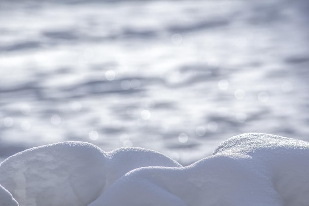 Naturalne zimowe tło z zaspy śnieżne i padający śnieg