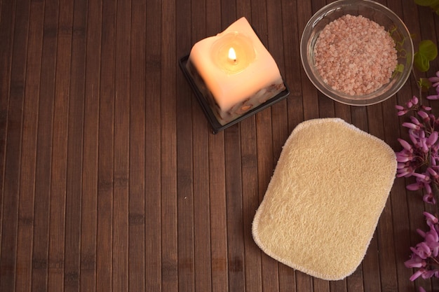 Zdjęcie naturalne złuszczające akcesoria do higieny osobistej luffa spongehimalayan salt na drewnianym tle