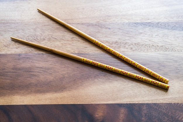 NATURALNI BAMBUSKI CHOPSTICKS na drewnianym stołowym tle