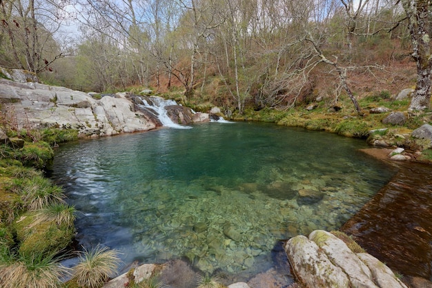 Naturalny basen utworzony w skałach nad rzeką Cerves w gminie Galicia Hiszpania