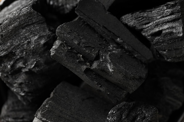 Naturalny czarny węgiel z twardego drewna z bliska