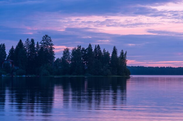 naturalny krajobraz biała noc nad szerokim północnym jeziorem