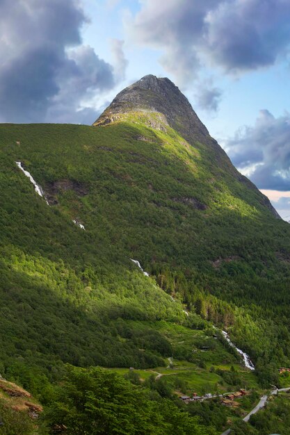 Zdjęcie naturalny krajobraz w geirangerfjord