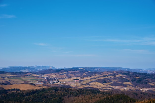 Naturalny Krajobraz Z Pasmami Górskimi I Dolinami