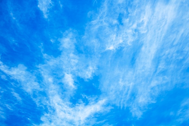 Zdjęcie naturalny krajobrazowy tło, jaskrawy niebieskie niebo z białą cumulus chmurą