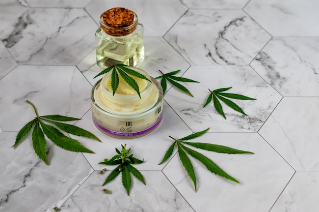 Naturalny Krem Konopny Z Konopi Nawilżający Balsam Cbd Produkt Kosmetyczny Na Jasnym Tle