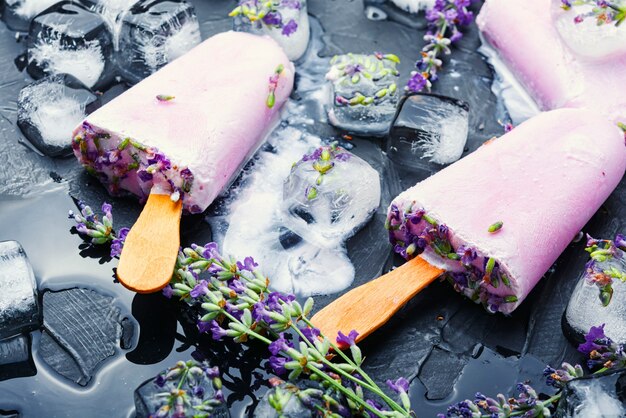 Naturalny letni deser, lody z lawendą. Lawendowe popsicles z kwiatów lawendy