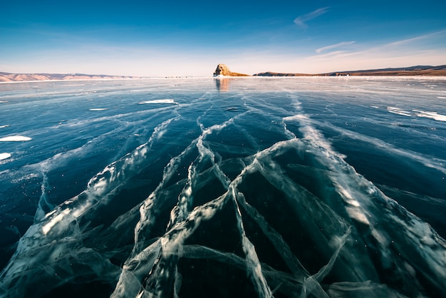 Naturalny lód łamany w zamarzniętej wodzie