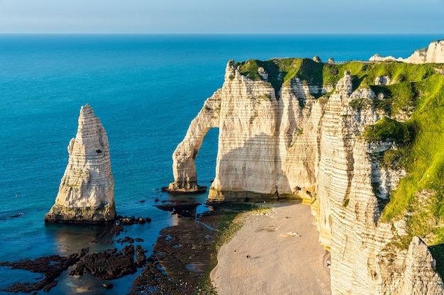 Naturalny łuk kredowy w Etretat - Normandia, Francja