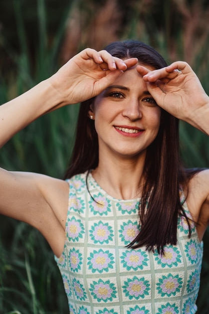 Naturalny portret atrakcyjnej brunetki z idealnym białym uśmiechem do promocji reklamowej