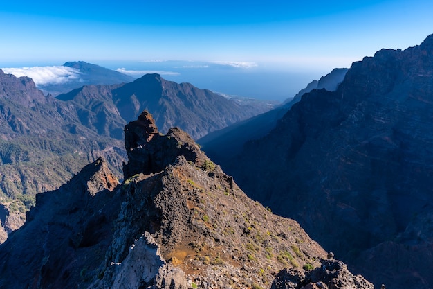 Naturalny Punkt Widokowy Na Caldera De Taburiente Podczas Wędrówki W Pobliżu Roque De Los Muchachos Pewnego Letniego Popołudnia, La Palma, Wyspy Kanaryjskie. Hiszpania